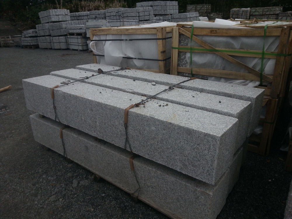 Portstolpe 300x300x2000mm prikkhugget granitt