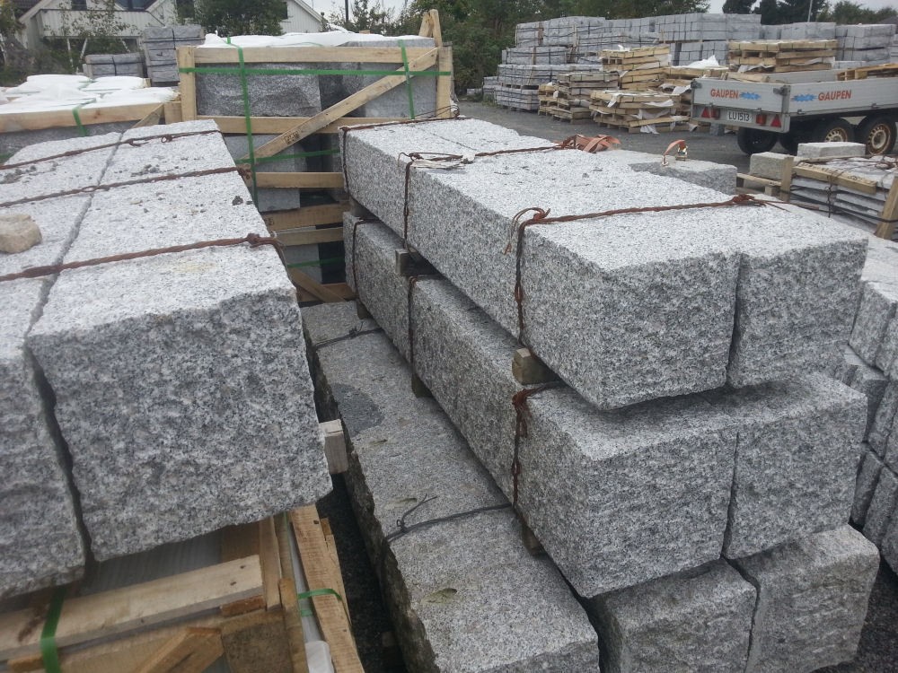 Portstolpe 250x250x2000mm naturlig hugget granitt