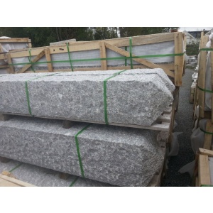 Portstolpe pyramidetopp 350x350x2000mm naturlig hugget granitt