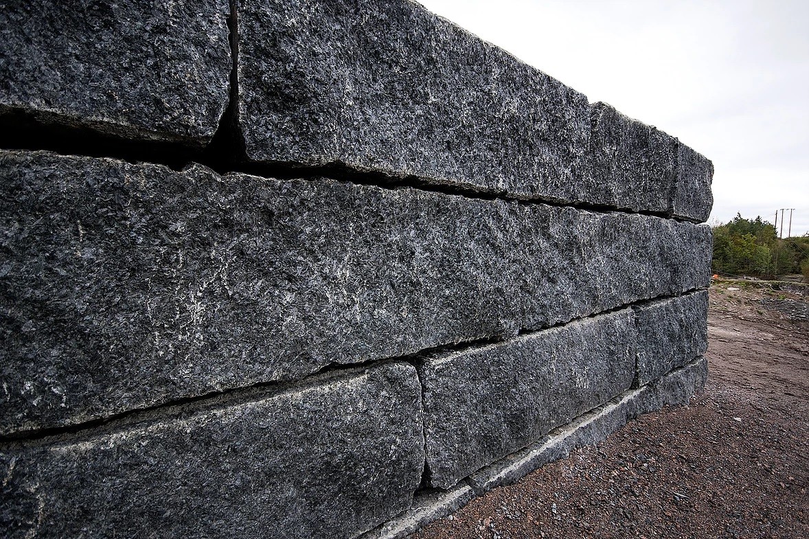 70x70cm blokk i Larvikitt granitt støttemur