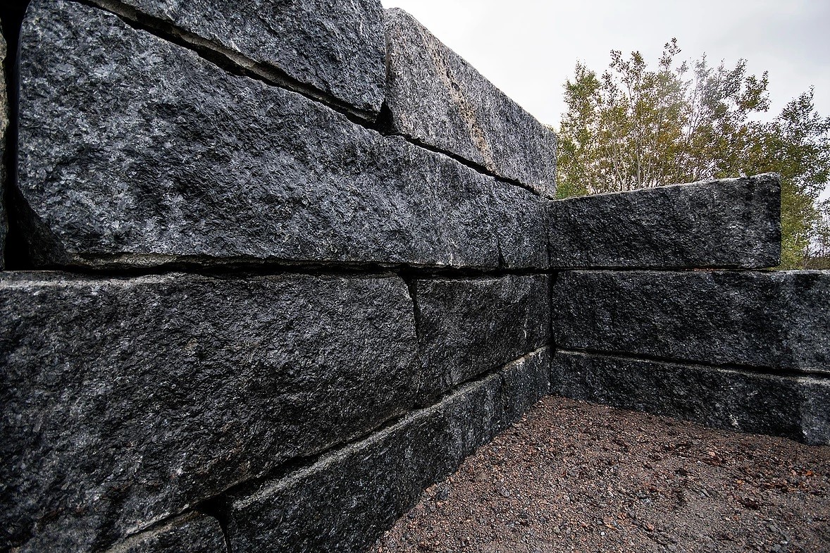 70x70cm blokk i Larvikitt granitt støttemur