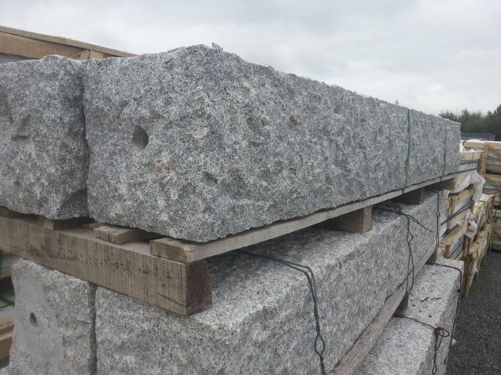 Portstolpe med hull 30x30x200cm naturlig hugget granitt